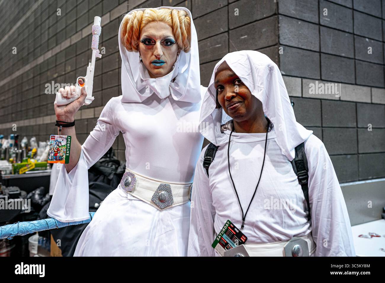 Februar 2020, Chicago, Illinois, USA: Ein Paar Padme Amidala Cosplayer auf der C2E2 (Foto: © Chris Riha/ZUMA Wire) Stockfoto