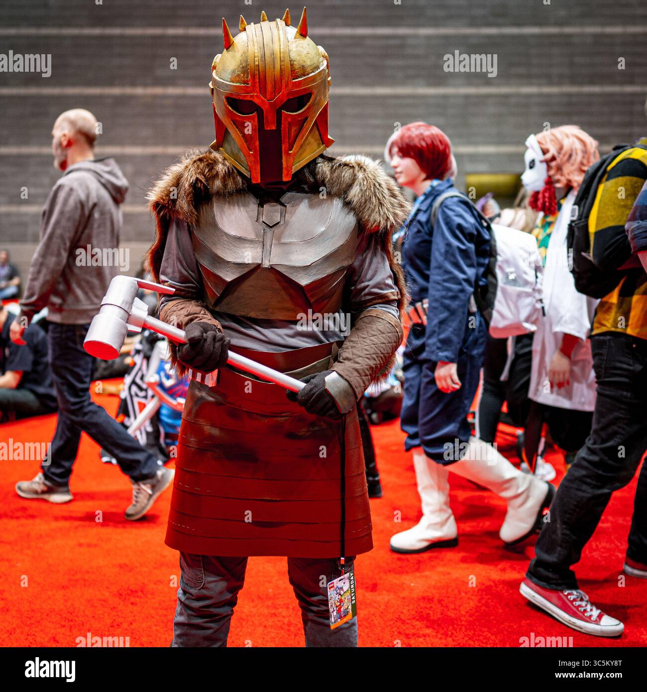 29. Februar 2020, Chicago, Illinois, USA: Ein Cosplayer als Armorer aus Disney+'s The Mandalorian at C2E2 (Foto: © Chris Riha/ZUMA Wire) Stockfoto