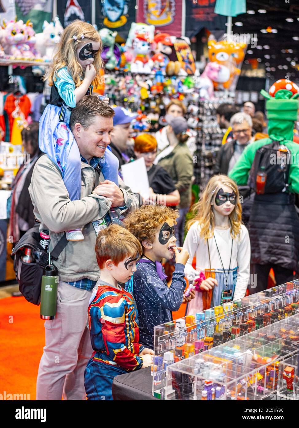 29. Februar 2020, Chicago, Illinois, USA: Familienangehörige schauen sich Spielzeug auf der C2E2 an (Abbildung: © Chris Riha/ZUMA Wire) Stockfoto