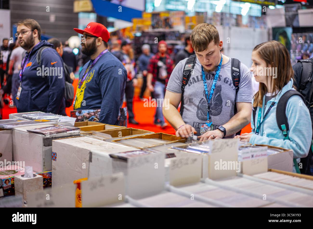 Februar 2020, Chicago, Illinois, USA: Betrüger, die auf der C2E2 durch Stacks von Comics schauen (Credit Image: © Chris Riha/ZUMA Wire) Stockfoto