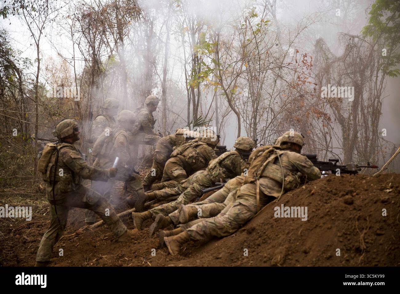 2. März 2020 – Ban Dan Lan Hoi, Thailand – Soldaten der US-Armee mit 25. Infanteriedivision, 3. Geschwader, 4. Kavallerie-Truppe, hocken sich nach einer Torpedoexplosion in Bangalore hinter einer Schotterberme, während sie sich auf eine Combined Arms Live Fire Exercise (CALFEX) während der Übung Cobra Gold 2020 in Ban Dan Lan Hoi, Königreich Thailand, 2. März 2020 vorbereiten. Der Einsatz eines Bangalore-Torpedos ist in erster Linie für das Freiräumen von Wegen durch Drahthürden und schweres Unterholz vorgesehen. Cobra Gold verstärkt militärische und militärische Einsätze, um die Bereitschaft zu wahren und die Fähigkeit, Kapazität und Interoperabilität der Partner zu erhöhen Stockfoto