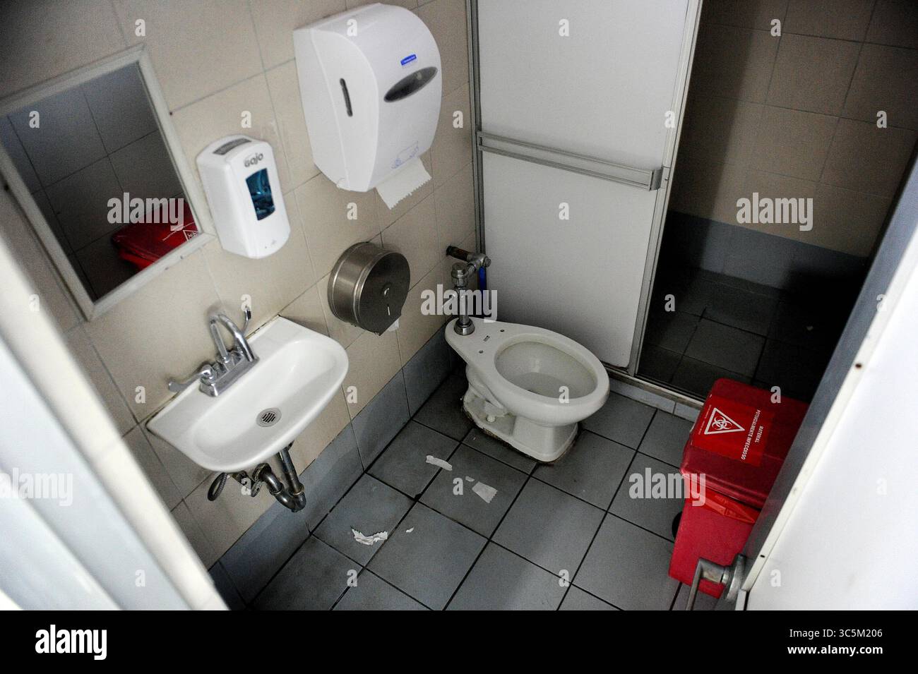 Januar 2017: 12.01.17. La Uruca, Krankenhaus MÃÂ. El servicio de Emergencias del Hospital präsenta hacinamiento y poco espacio en las salas para poder trabajar y atender a los pacientes. Hey equipamiento viejo, que no funciona y muchos de los pacientes que esperan ser ingresados tienen que esperar en los pasillos. AdemÃÂs Hey pocos baÃÂ±os para el Personal y los pacientes. Este es uno de los 3 baÃÂ±os que hay para el Personal de emergencias. Fotos Melissa FernÃÂndez Silva (Foto: © Melissa Fernandez Silva/La Nacion Via ZUMA Press) Stockfoto