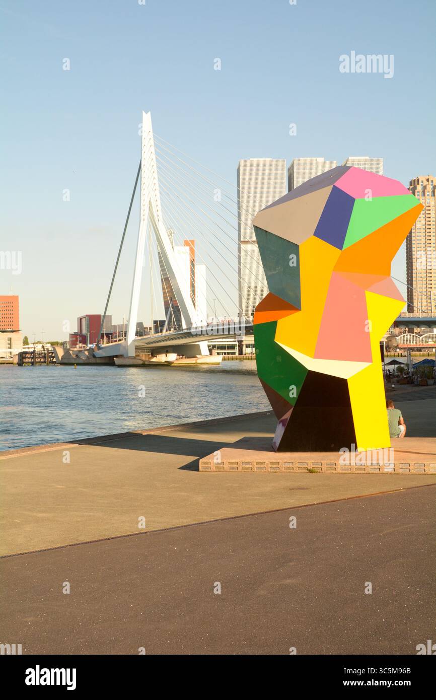 Die Marathonbeeld-Skulptur von Henk Visch befindet sich an der Erasmusbrug-Brücke in Rotterdam, Niederlande Stockfoto Die Marathonbeeld-Skulptur von Henk Visch befindet sich an der Erasmusbrug-Brücke in Rotterdam, Niederlande Stockfoto