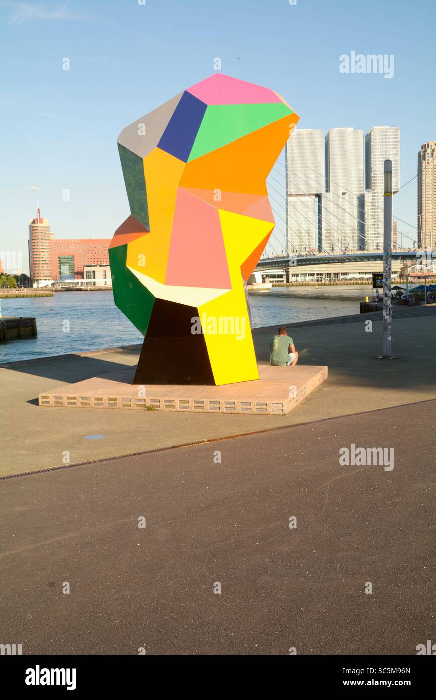 Die Marathonbeeld-Skulptur von Henk Visch befindet sich an der Erasmusbrug-Brücke in Rotterdam, Niederlande Stockfoto Die Marathonbeeld-Skulptur von Henk Visch befindet sich an der Erasmusbrug-Brücke in Rotterdam, Niederlande Stockfoto