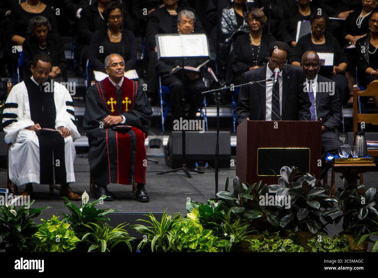 Clayton P. Turner, Direktor des Langley Research Center der NASA, spricht über Katherine Johnsons Karriere bei der NASA während ihrer Gedenkfeier im Convocation Center der Hampton University. Turner, die 1990, drei Jahre nach Katherine Johnsons Pensionierung, ins Zentrum kam, erinnerte sich aber an ihren bleibenden Eindruck im Zentrum. Johnson war ein Mathematiker der NASA, dessen Berechnungen der Orbitalmechanik entscheidend für den Erfolg der frühen US-Raumflüge waren. Johnson war ein Mathematiker der NASA, dessen Berechnungen der Orbitalmechanik entscheidend für den Erfolg von Early waren Stockfoto