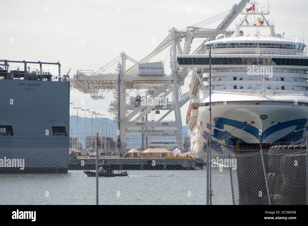 9. März 2020, Oakland, Kalifornien, USA: Das Kreuzfahrtschiff Grand Princess legt im Hafen von Oakland an und entlädt Passagiere. Die Großprinzessin hat mindestens 21 Coronavirus-Fälle an Bord. Die US-Behörden heben die Risiken von Reisen auf Kreuzfahrtschiffen hervor, da das Land mehr COVID-19-Fälle meldet. (Kreditbild: © Brittany Hosea-small/ZUMA Wire/ZUMAPRESS.com) Stockfoto