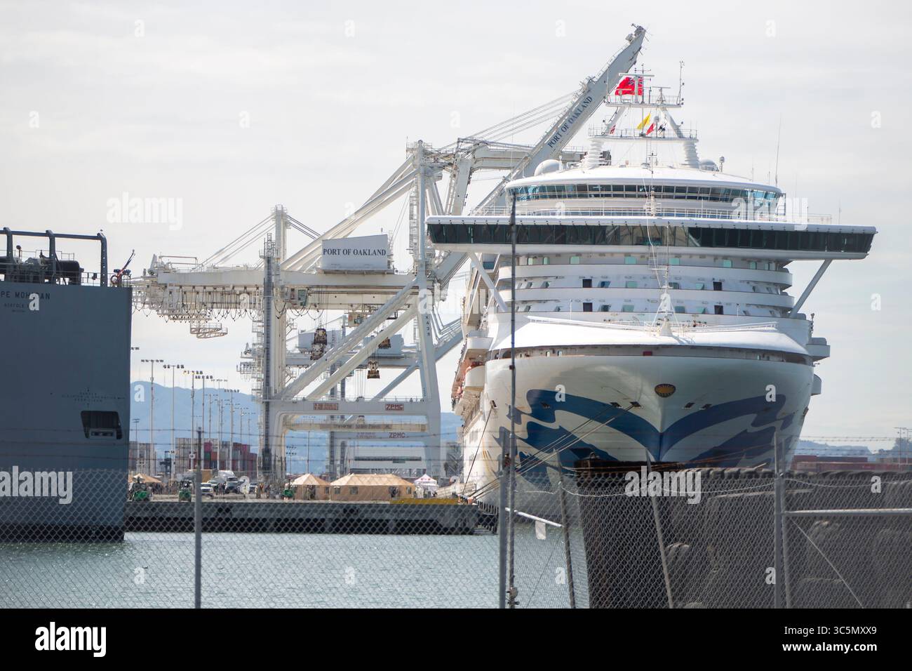 9. März 2020, Oakland, Kalifornien, USA: Das Kreuzfahrtschiff Grand Princess legt im Hafen von Oakland an und entlädt Passagiere. Die Großprinzessin hat mindestens 21 Coronavirus-Fälle an Bord. Die US-Behörden heben die Risiken von Reisen auf Kreuzfahrtschiffen hervor, da das Land mehr COVID-19-Fälle meldet. (Kreditbild: © Brittany Hosea-small/ZUMA Wire/ZUMAPRESS.com) Stockfoto