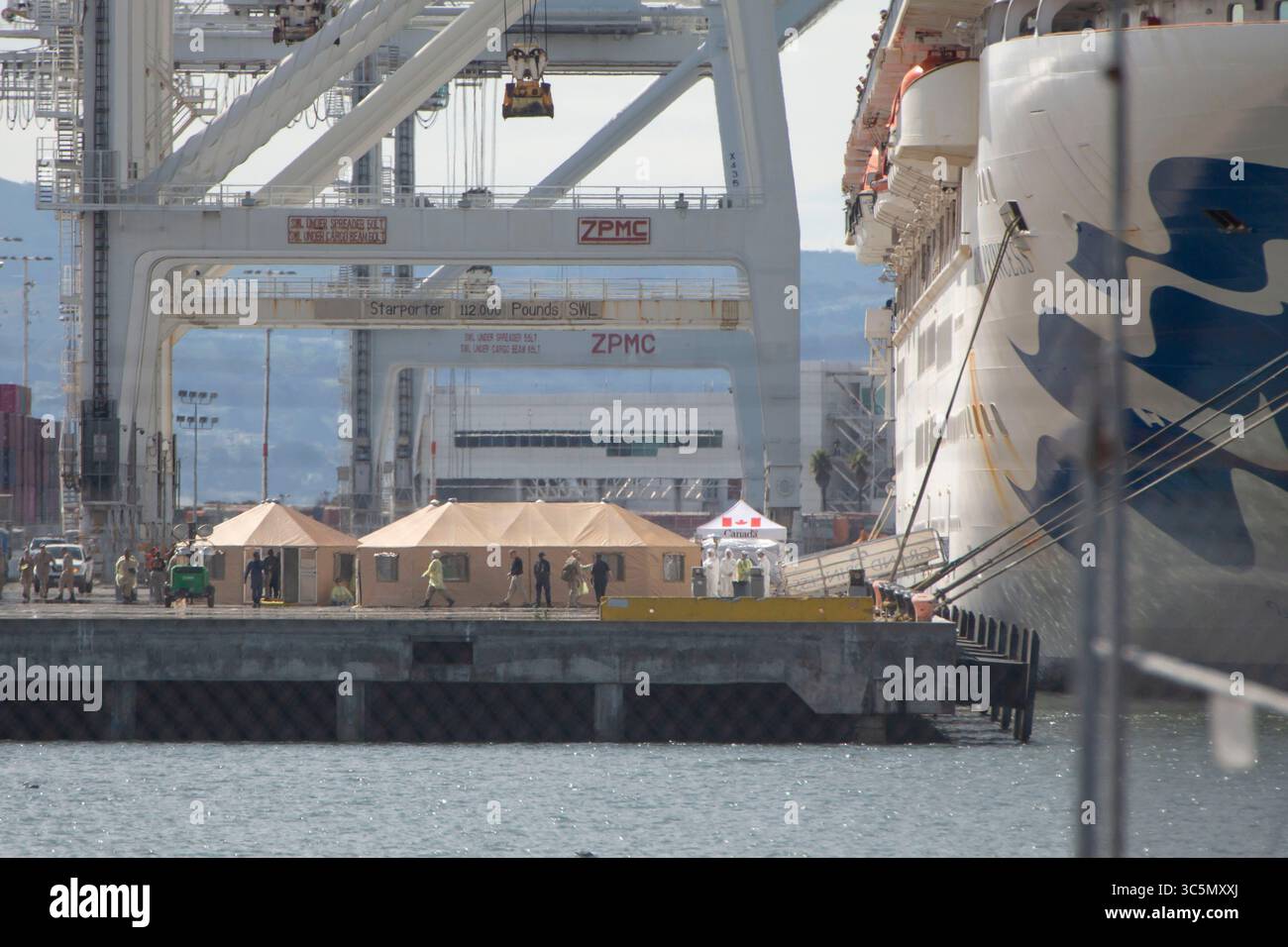 9. März 2020, Oakland, Kalifornien, USA: Das Kreuzfahrtschiff Grand Princess legt im Hafen von Oakland an und entlädt Passagiere. Zelte werden auf dem Dock aufgestellt, da einige Passagiere in örtliche Krankenhäuser verlegt und einige unter Quarantäne gestellt werden. Die Großprinzessin hat mindestens 21 Coronavirus-Fälle an Bord. Die US-Behörden heben die Risiken von Reisen auf Kreuzfahrtschiffen hervor, da das Land mehr COVID-19-Fälle meldet. (Kreditbild: © Brittany Hosea-small/ZUMA Wire/ZUMAPRESS.com) Stockfoto