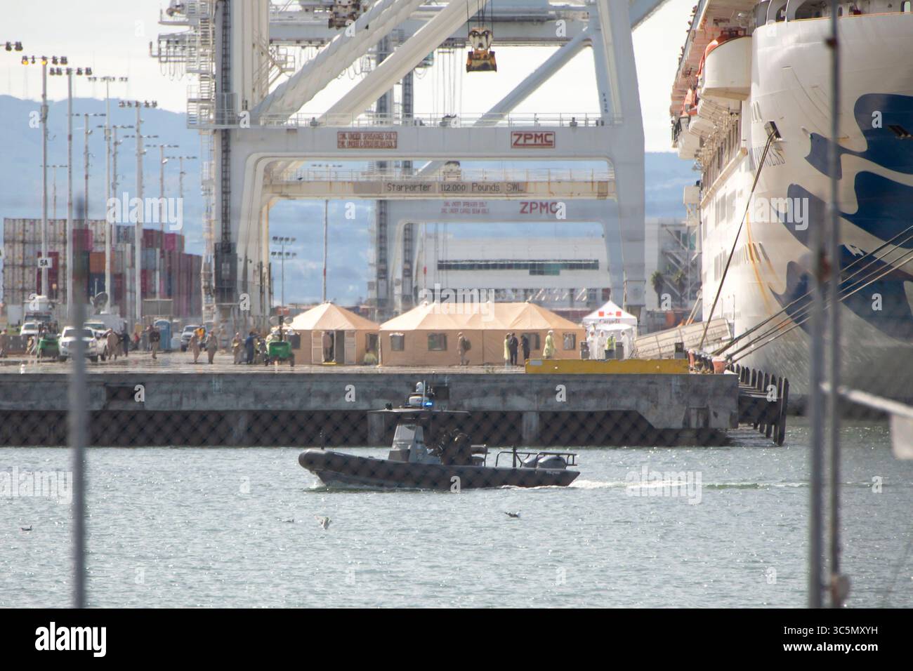 9. März 2020, Oakland, Kalifornien, USA: Das Kreuzfahrtschiff Grand Princess legt im Hafen von Oakland an und entlädt Passagiere. Zelte werden auf dem Dock aufgestellt, da einige Passagiere in örtliche Krankenhäuser verlegt und einige unter Quarantäne gestellt werden. Die Großprinzessin hat mindestens 21 Coronavirus-Fälle an Bord. Die US-Behörden heben die Risiken von Reisen auf Kreuzfahrtschiffen hervor, da das Land mehr COVID-19-Fälle meldet. (Kreditbild: © Brittany Hosea-small/ZUMA Wire/ZUMAPRESS.com) Stockfoto