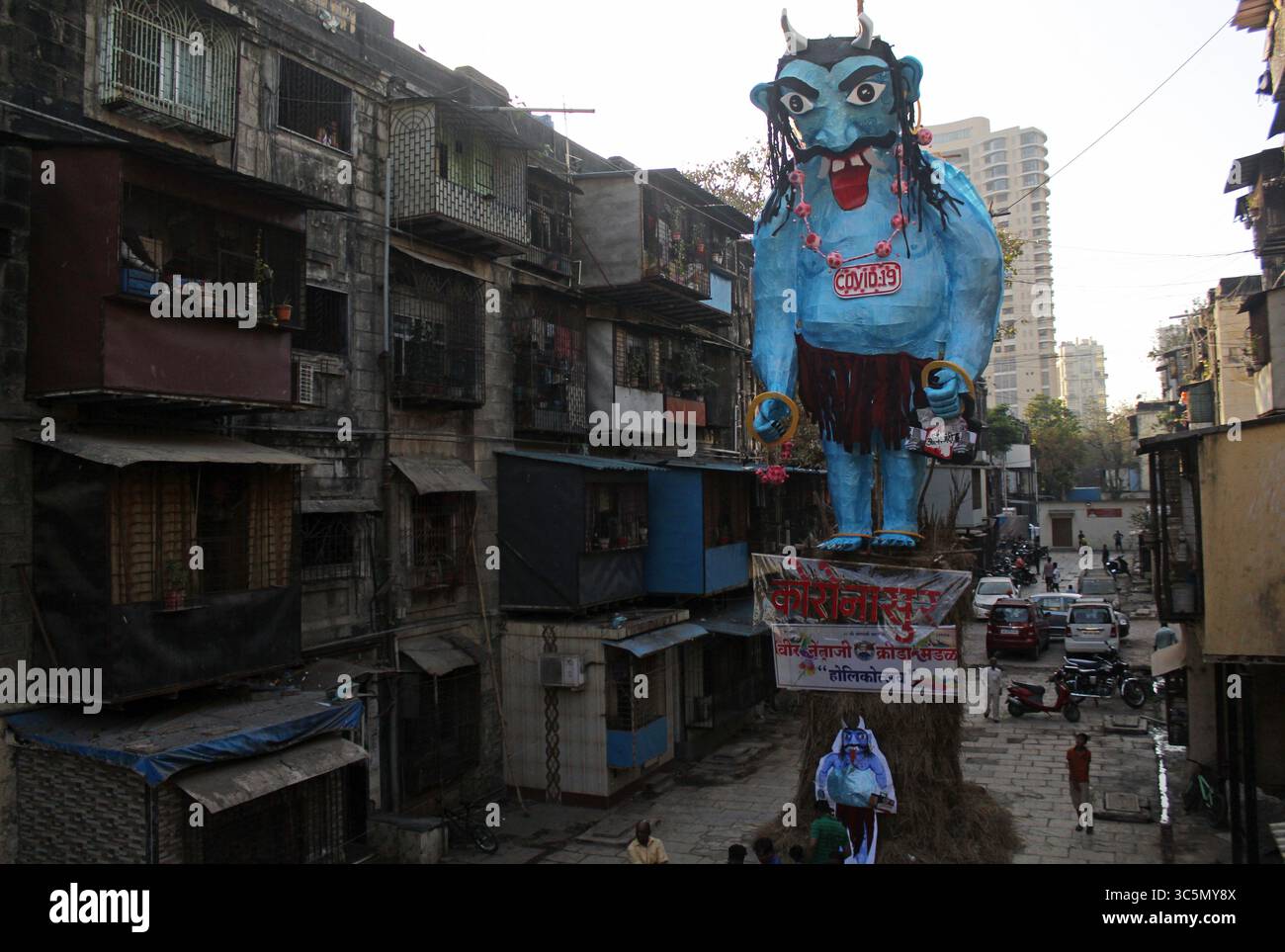 9. März 2020, Mumbai, Indien: Eine Schaufensterpuppe, die das Coronavirus (COVID-19) repräsentiert, die während eines Ritual namens Holika Dahan anlässlich des Hindufestes von Holi verbrannt wird, wird in einem Wohngebiet in Mumbai gesehen. Das Verbrennungsritual ist ein Symbol der Zerstörung des Bösen. (Kreditbild: © Rudhransh Sharma/SOPA Images via ZUMA Wire) Stockfoto