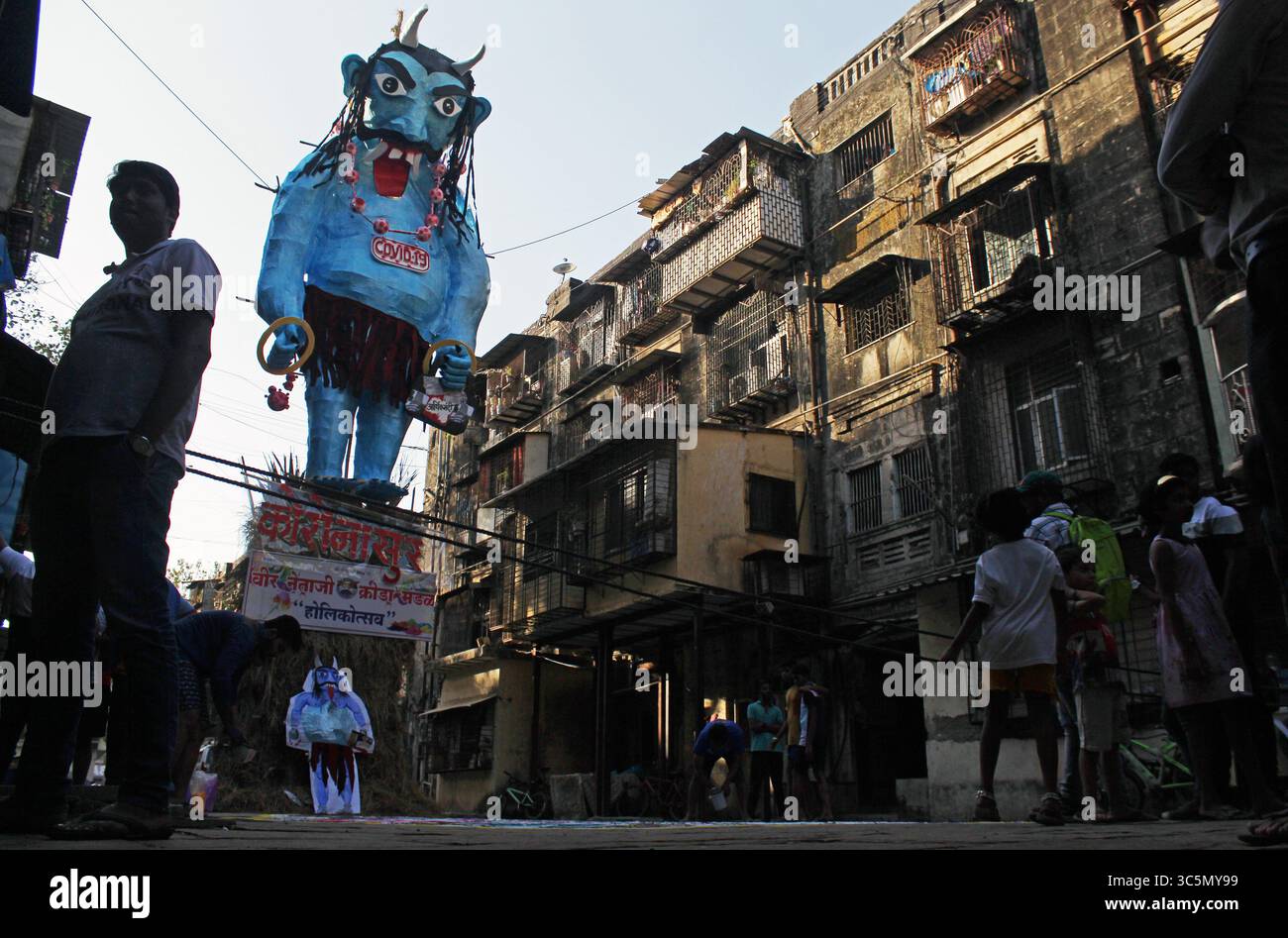 9. März 2020, Mumbai, Indien: Eine Schaufensterpuppe, die das Coronavirus (COVID-19) repräsentiert, die während eines Ritual namens Holika Dahan anlässlich des Hindufestes von Holi verbrannt wird, wird in einem Wohngebiet in Mumbai gesehen. Das Verbrennungsritual ist ein Symbol der Zerstörung des Bösen. (Kreditbild: © Rudhransh Sharma/SOPA Images via ZUMA Wire) Stockfoto