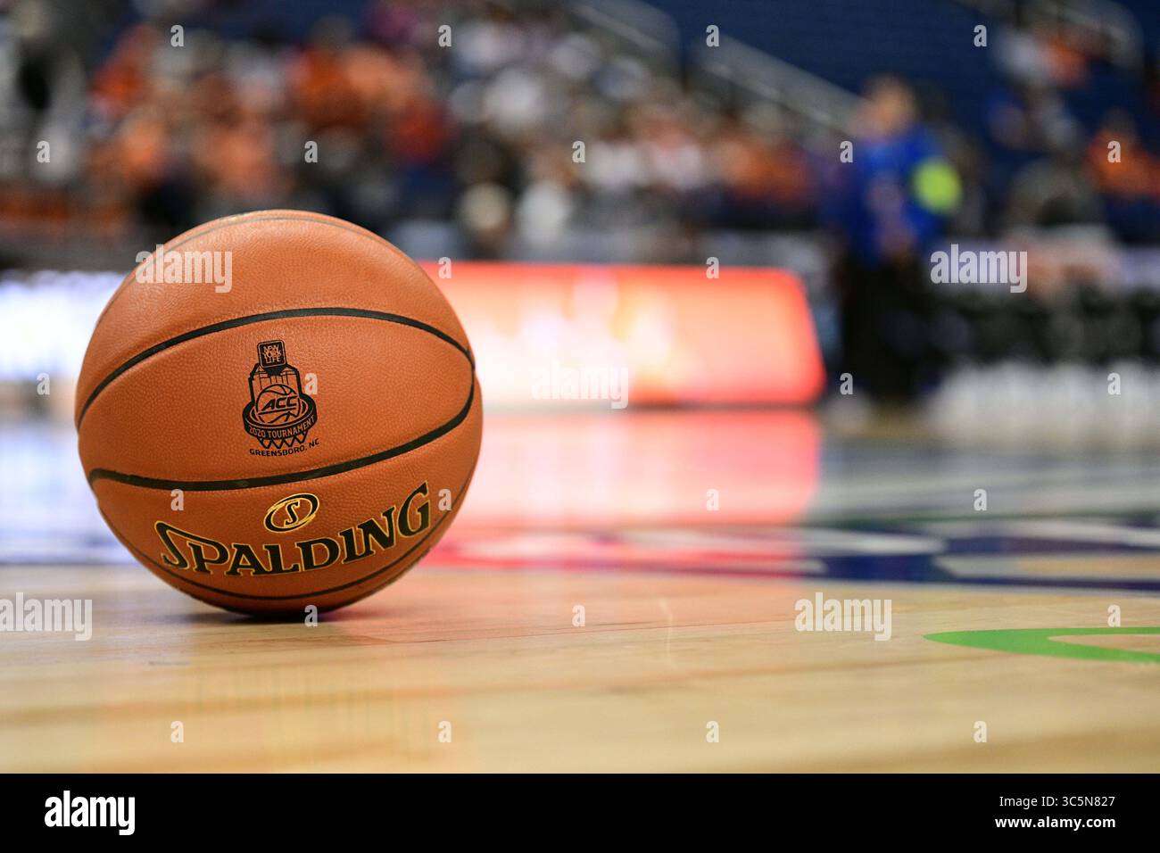 11. März 2020: Das New York Life ACC Tournament Basketball Logo wird auf dem offiziellen Spielball vor dem ACC Tournament Spiel zwischen den Miami Hurricanes und den Clemson Tigers am 11. März 2020 in Greensboro, NC, angezeigt. Foto von William Howard/CSM (Kreditbild: &Copy; William Howard/CSM via ZUMA Wire) Stockfoto