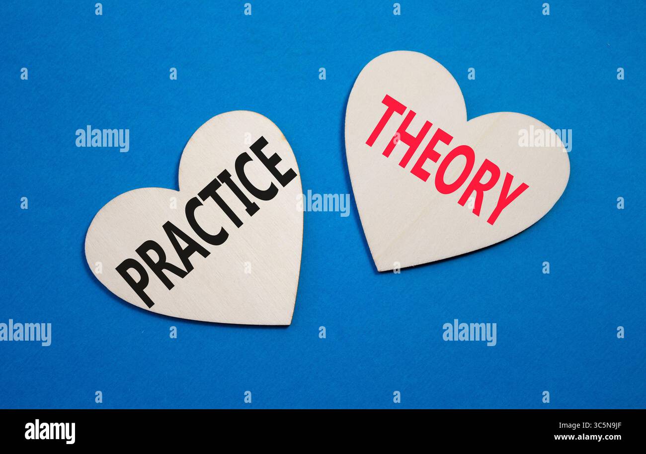 Theorie- oder Praxissymbol. Konzeptwort Theorie oder Praxis auf hölzernen Herzen. Wunderschöner blauer Hintergrund. Business and Theory oder Practice Concept. Kopieren Stockfoto