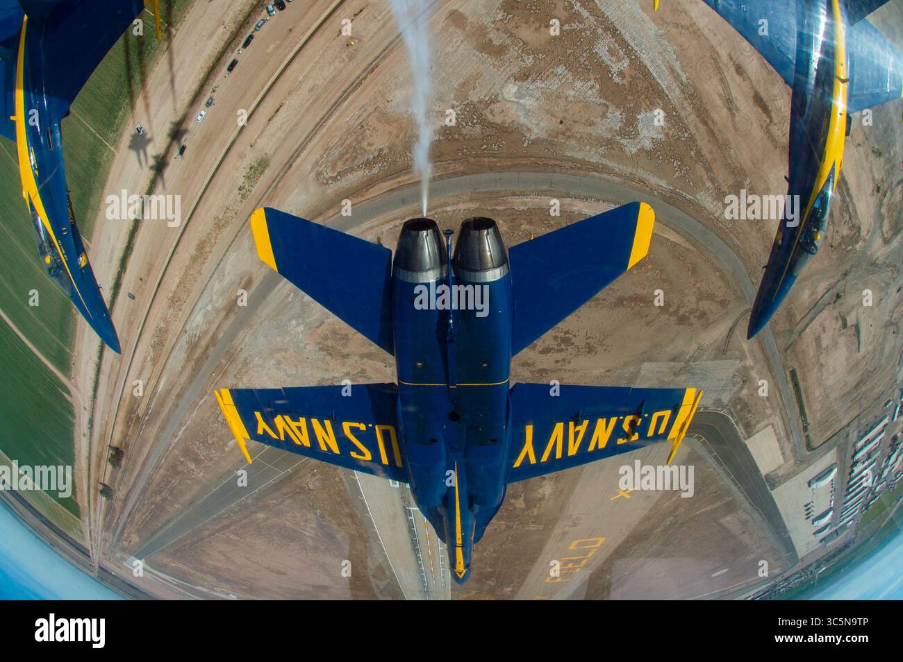 5. März 2020 – USA – die Blue Angels, die US Navy Flight Demonstration Squadron, führen das Double Farvel Manöver während eines Trainingsfluges in der Naval Air Facility (NAF) El Centro durch. Die Blue Angels führen Wintertrainings im NAF El Centro, Kalifornien, durch, um sich auf die Saison 2020 vorzubereiten. Das Team soll 55 Flugvorführungen an 29 Standorten im ganzen Land durchführen, um der amerikanischen Öffentlichkeit die Präzision und Professionalität des U.S. Navy and Marine Corps zu zeigen. (Foto der U.S. Navy von Mass Communication Specialist 2nd Class Christopher Gordon) (Foto: © U.S. Stockfoto