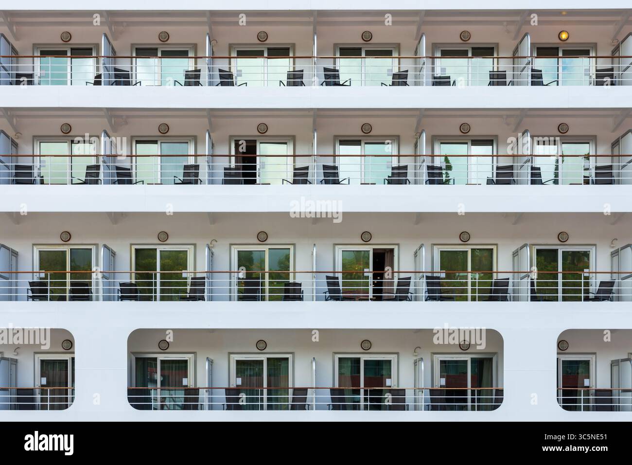 Symmetrische abstrakte Ansicht einer Balkonfassade eines Kreuzfahrtschiffs Stockfoto