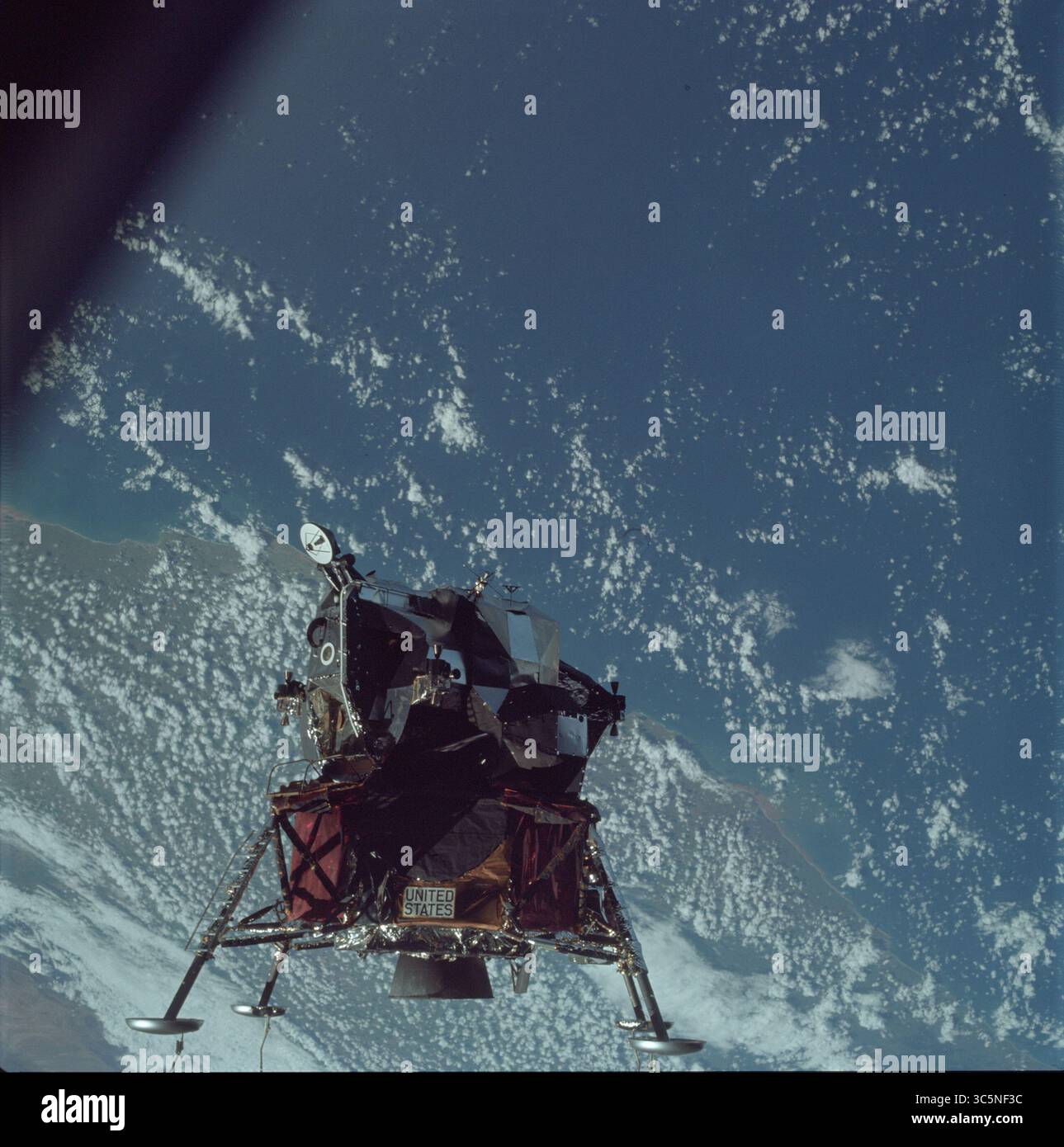 Am 12. März 2020 startete Apollo 9 im März 1969 und war der Countdown von Apollo 11. Es war der erste Flug des kompletten Apollo-Raumschiffs, des Kommandos- und Servicemoduls mit dem Mondmodul. Die Mission wurde geflogen, um das Mondmodul für die Mondumlaufoperationen in Vorbereitung auf die erste Mondlandung zu qualifizieren, indem seine Abstiegs- und Aufstiegsantriebssysteme demonstriert wurden. Dies würde auch zeigen, dass die Besatzung es unabhängig fliegen konnte, um dann wieder mit dem Kommandomodul anzudocken, wie es für Apollo 11 erforderlich wäre. Die drei pro Stockfoto