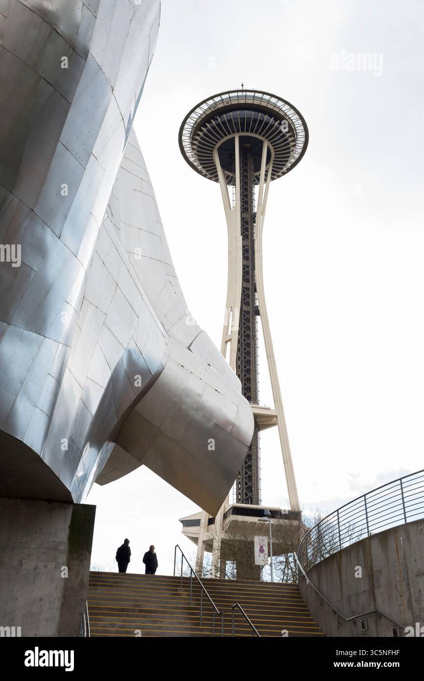 März 12, 2020, Seattle, Washington, USA: Die Seattle Space Needle bleibt während des COVID-19-Ausbruchs am 12. März 2020 für die Öffentlichkeit zugänglich. Während viele der Attraktionen der cityÂ aufgrund des Versammlungsverbots von Gouverneur Jay Insleeâ im Jahr 250 geschlossen wurden, bleibt das wichtigste Wahrzeichen der cityÂ für Geschäftsleute offen. (Foto: © Paul Christian Gordon/ZUMA Wire) Stockfoto