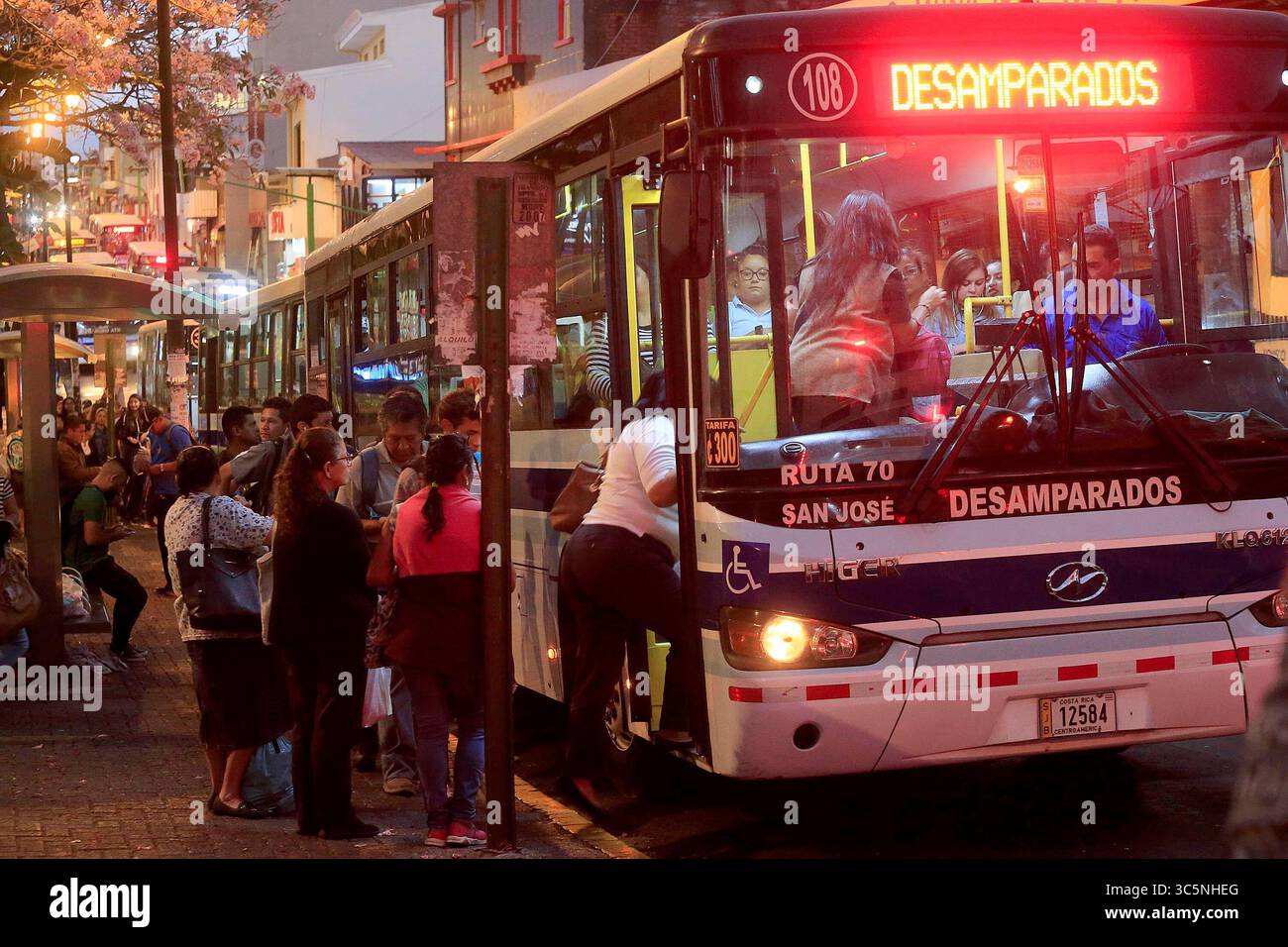 März 2020: 12/03/2020 San JosÃÂ. Aunque el Consejo de Transporte PÃÂºblico (CTP) pidiÃÂ³ a las empresas autobuseras de todo el paÃÂ­s tomar medidas para prevenir focos de contagio del coronavirus covid-19, entre ellas, aumentar las frecuencias de viajes para evitar aglomeraciones en las paradas y recargo, esta tarde en aligunos casos se viÃÂ³ contrario. Paradas de Buses de Desamparados, Cerca de las 6 de la tarde. Foto: Rafael Pacheco (Foto: © Rafael Pacheco Granados/La Nacion Via ZUMA Press) Stockfoto