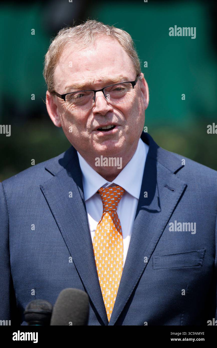 WASHINGTON – Juli 30 2025: Kevin Hassett, nationaler Wirtschaftsberater des Weißen Hauses, spricht mit Reportern außerhalb des Westflügels des Weißen Hauses. (Foto: Joshua Sukoff/Medill News Service) Credit: Joshua Sukoff/Alamy Live News Stockfoto