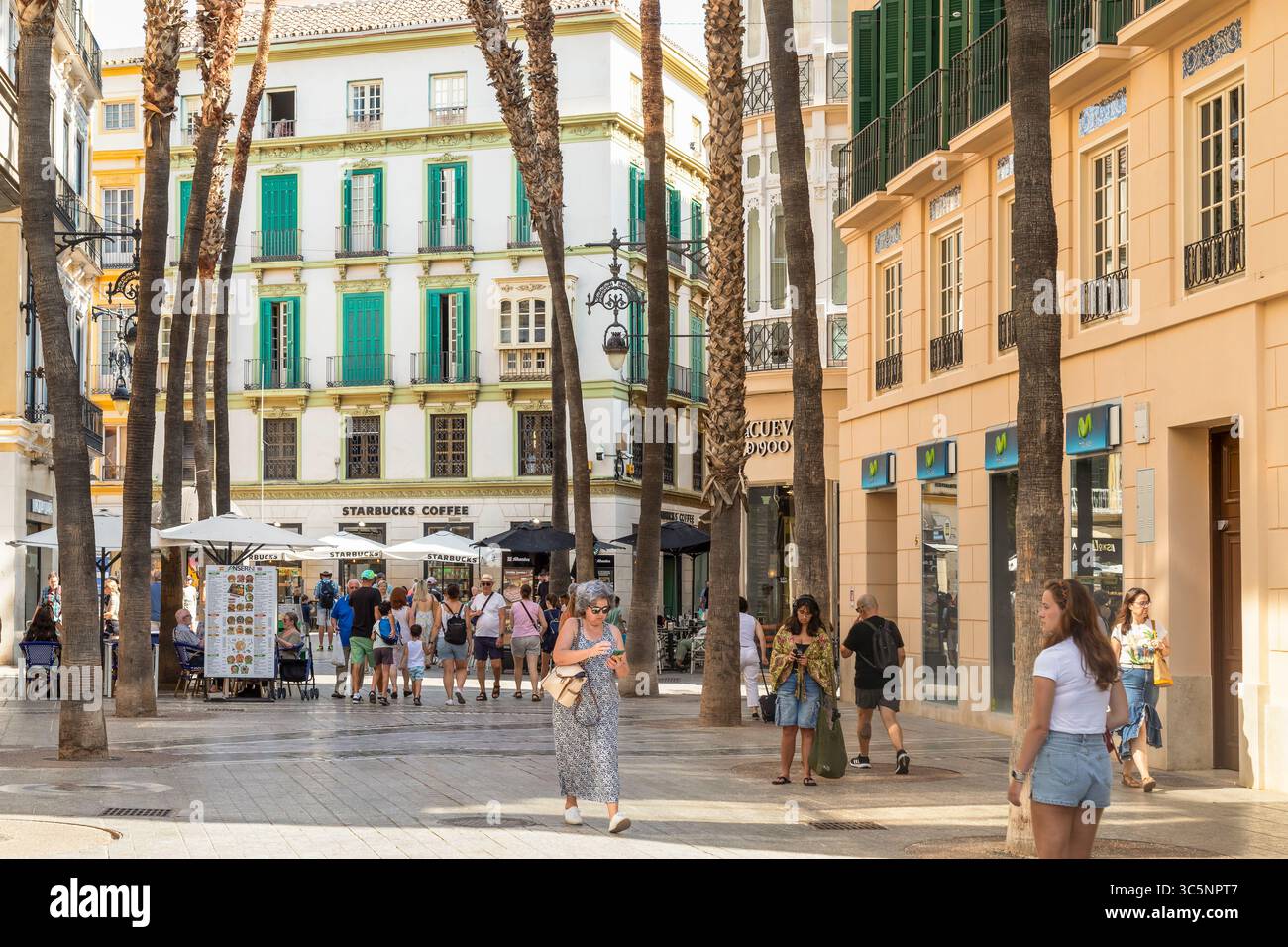 Menschen, die durch das alte historische Zentrum der Stadt Malaga in Spanien laufen. Stockfoto