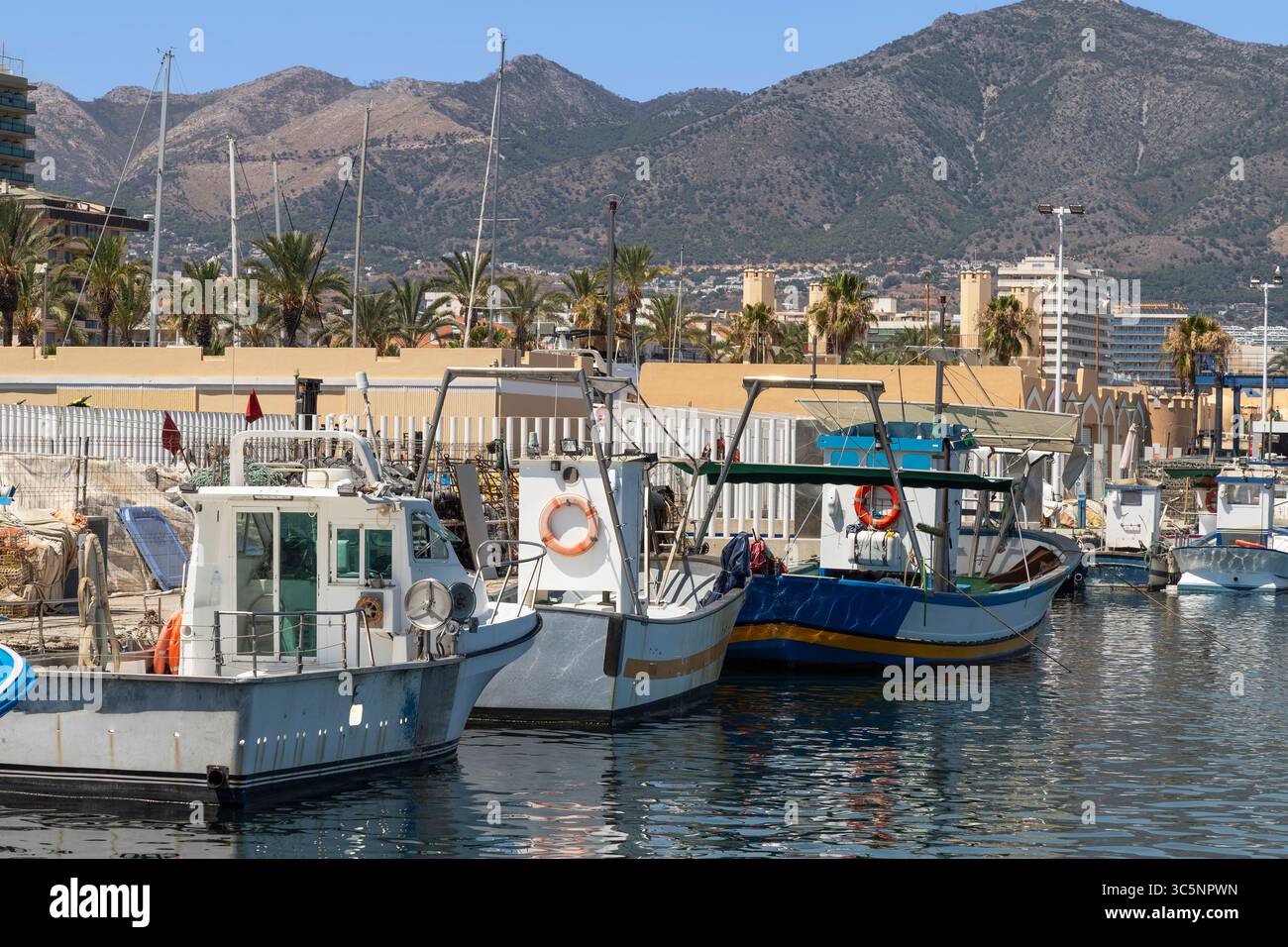 Fischerboote im Hafen der spanischen Küstenstadt Fuengirola. Stockfoto