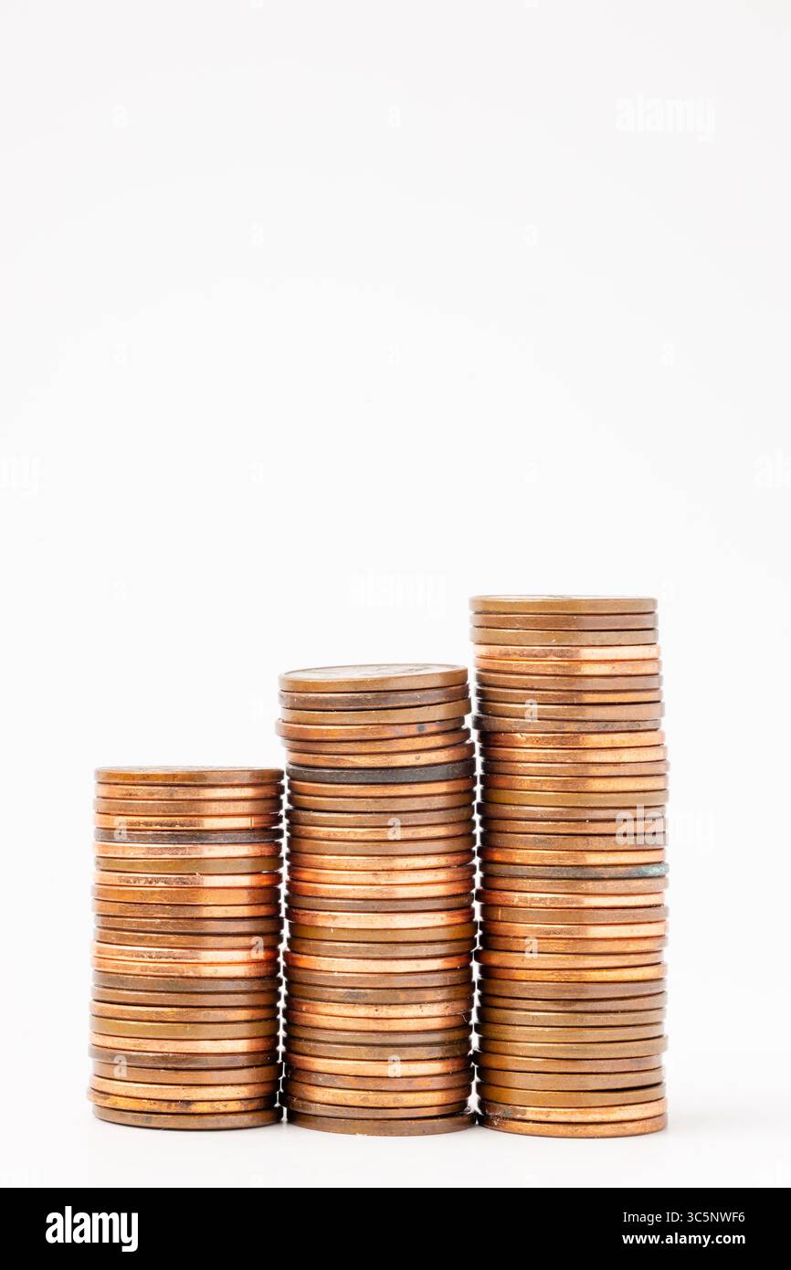 Drei Stapel Pfennige, die in der Höhe steigen Stockfoto