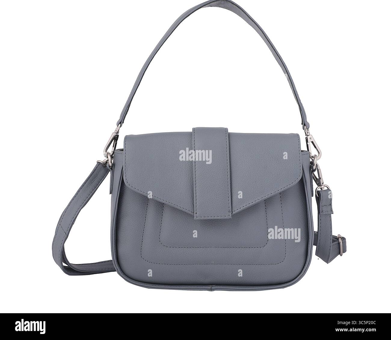 Eine schicke graue Schultertasche aus Kunstleder mit Klappverschluss, elegantem Riemchen und verstellbarem Schultergurt. Perfekt für den eleganten Alltag Stockfoto