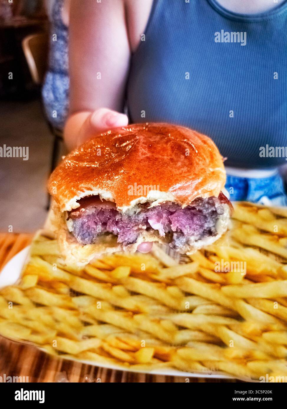 Genießen Sie eine einzigartige Mahlzeit in einem spanischen Restaurant. Stockfoto