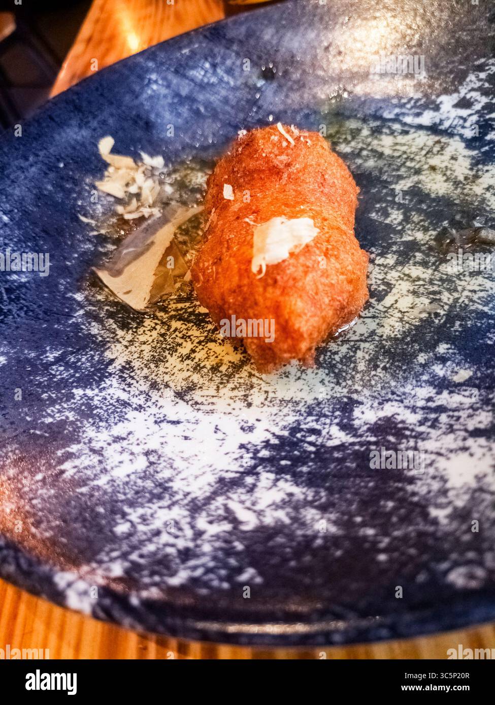 Genießen Sie eine einzigartige Mahlzeit in einem spanischen Restaurant. Stockfoto