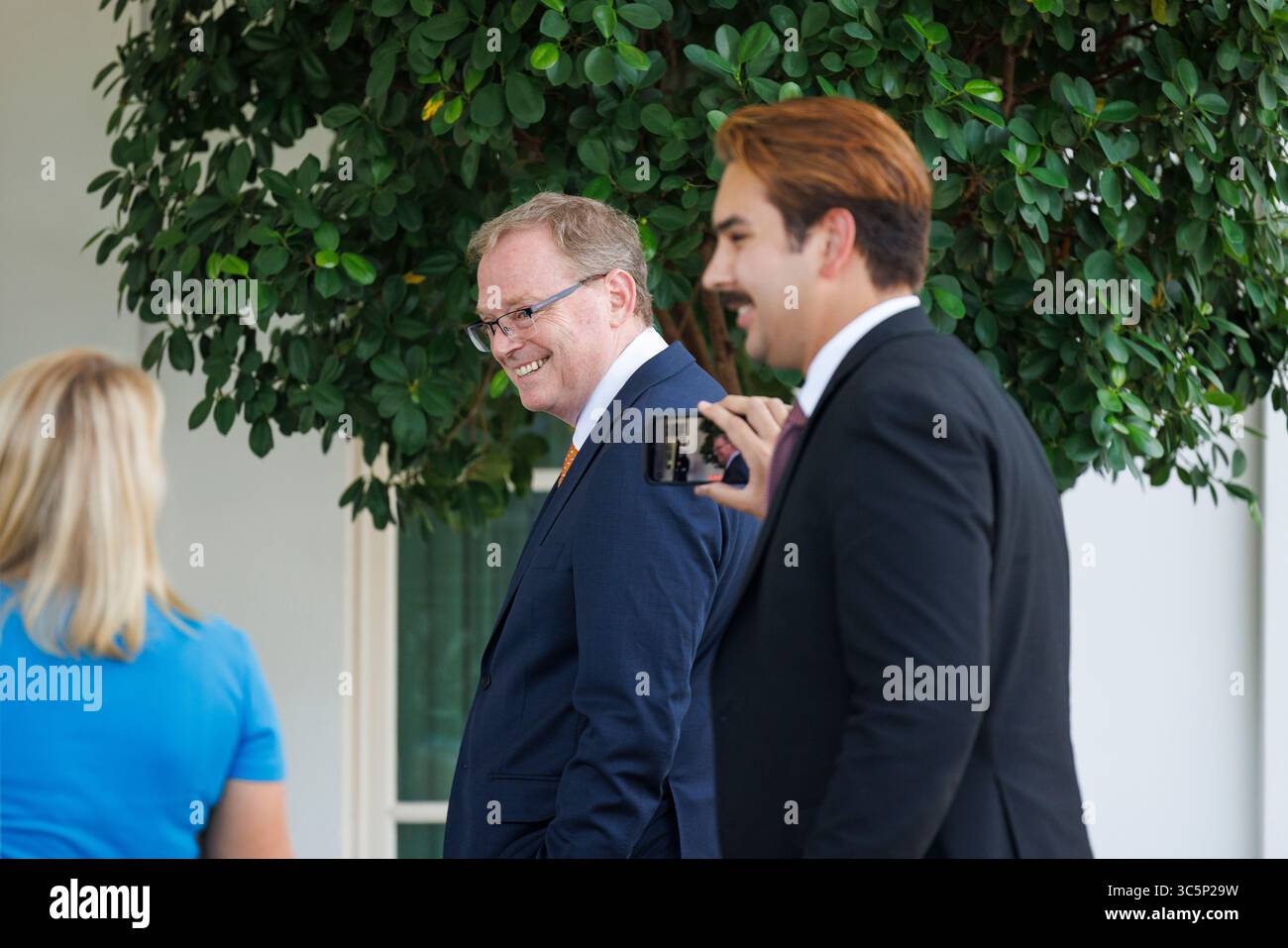 Washington, DC, USA. 30. Juli 2025. WASHINGTON – Juli 30 2025: Kevin Hassett, nationaler Wirtschaftsberater des Weißen Hauses, spricht mit Reportern außerhalb des Westflügels des Weißen Hauses. (Foto: Joshua Sukoff/Medill News Service/SIPA USA) Credit: SIPA USA/Alamy Live News Stockfoto