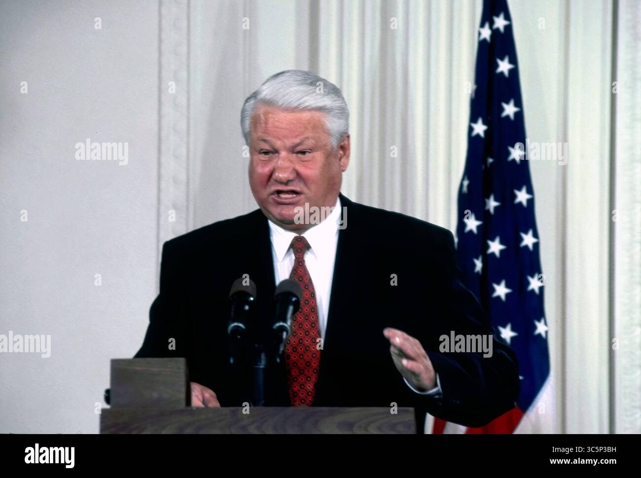 September 1994, Washington, District of Columbia, USA: Washington, DC. USA, 27. September 1994 .der russische Präsident Boris Jelzin hält während einer gemeinsamen Pressekonferenz mit US-Präsident William Clinton im östlichen Saal des Weißen Hauses eine Rede. (Kreditbild: © Mark Reinstein/ZUMA Wire) Stockfoto