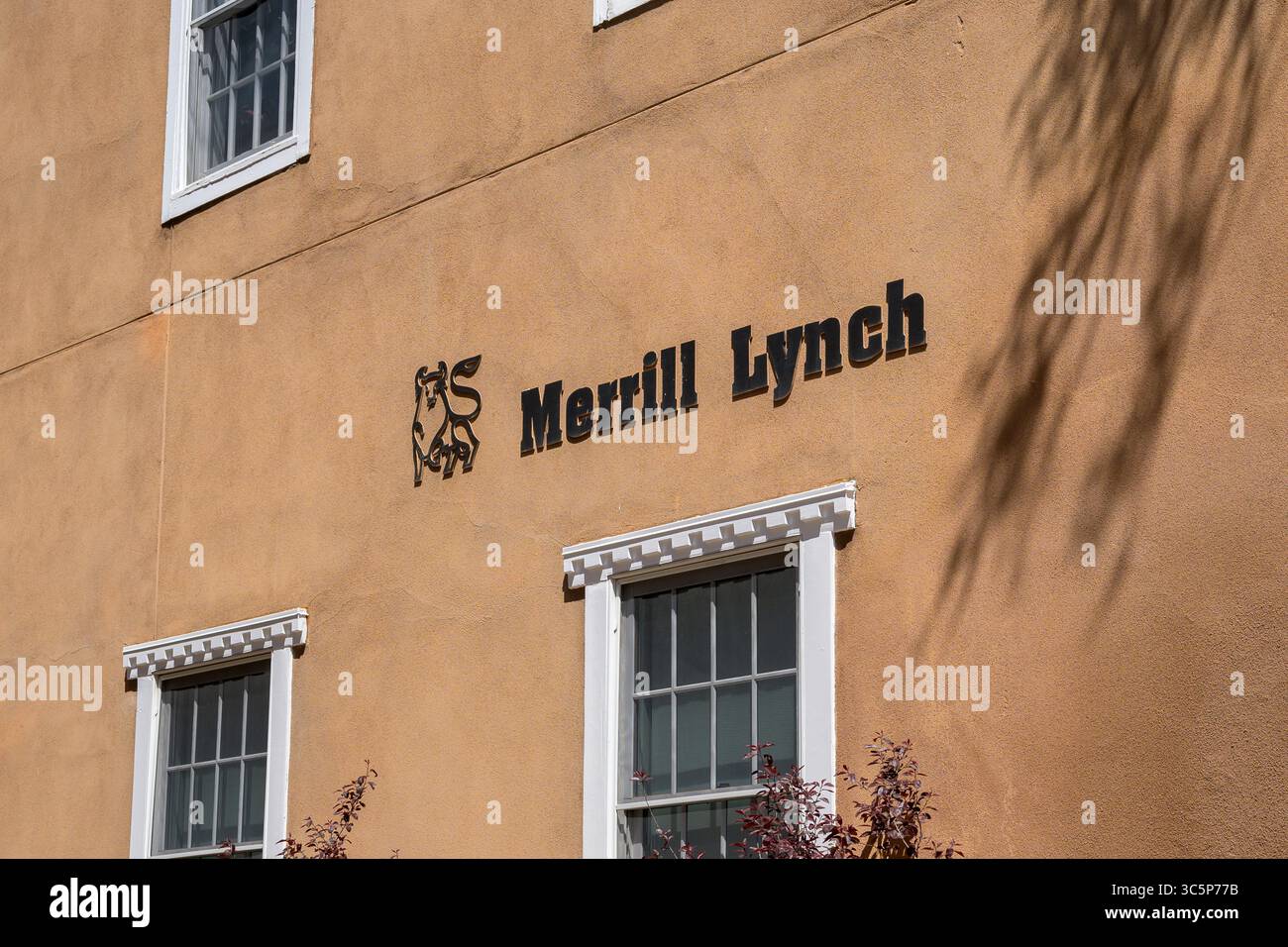 Santa Fe, NM, USA - 16. Mai 2025: Außenansicht des Bürogebäudes von Merrill Lynch in der Innenstadt Stockfoto