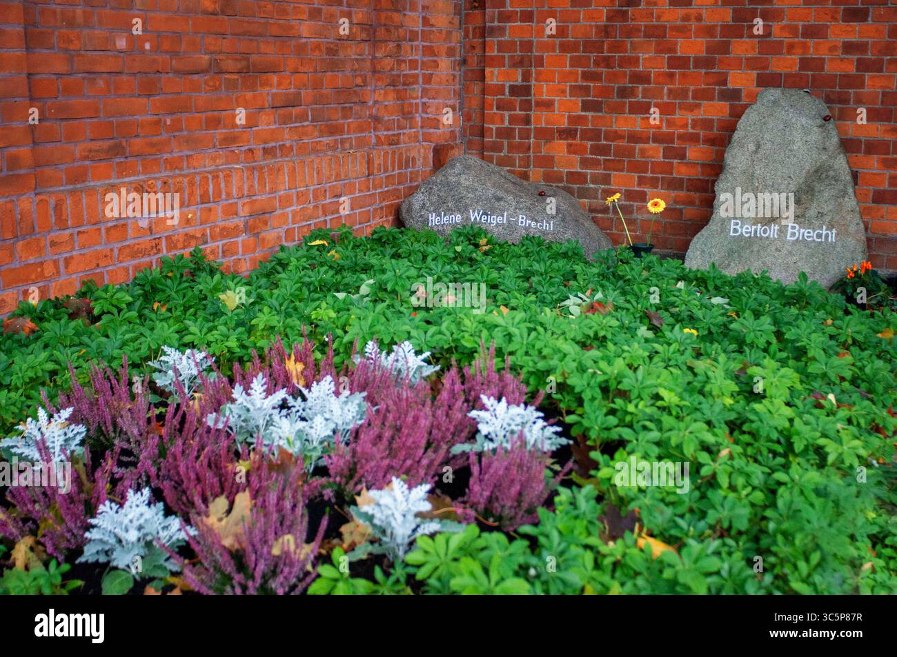 28. September 2010, Berlin, Brandenburg, Deutschland: Das Grab von Helene Weigel und Bertolt Brecht auf dem Dorotheenstadt Friedhof, offiziell Friedhof der Pfarrgemeinden Dorotheenstadt und Friedrichswerder, ist eine denkmalgeschützte evangelische Grabstätte im Berliner Stadtteil Mitte aus dem späten 18. Jahrhundert. Berlin Deutschland (Kreditbild: © Sergi ReboredoZUMA Wire) Stockfoto