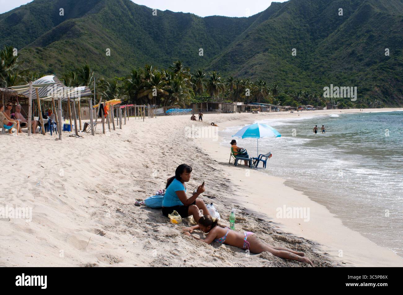 27. Juli 2010, Venezuela: Chuao Beach im Bundesstaat Falcon in Venezuela – Henri Pittier National Park in Venezuela. Es ist ein großer touristischer Aspekt, da es einer der Ausgangspunkte zu den Inseln des Morrocoy-Nationalparks ist, zusammen mit Tucacas. Dort können Sie die â œPeÃ±erosâ€ (Fischerboote) mieten, um die nächsten Inseln (Cayo Muerto, Cayo Peraza, Cayo Sal und Cayo PelÃ³n) oder die am weitesten entfernten Inseln zu besuchen, die Sie auch von Tucacas aus erreichen können. (Kreditbild: © Sergi ReboredoZUMA Wire) Stockfoto