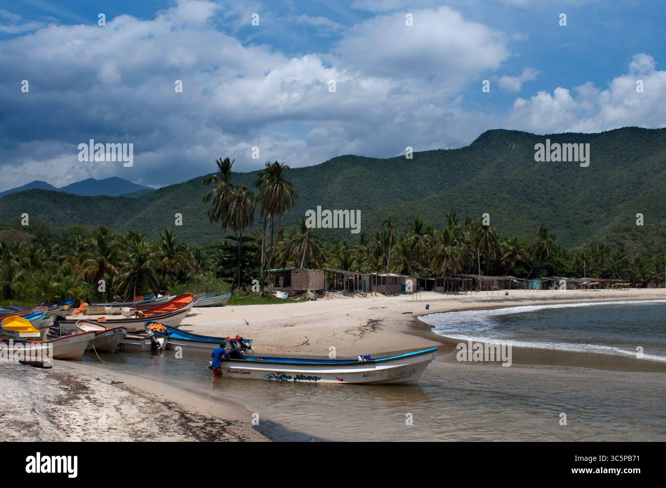 27. Juli 2010, Venezuela: Boote in Chuao Beach im Bundesstaat Falcon in Venezuela - Henri Pittier Nationalpark in Venezuela. Es ist ein großer touristischer Aspekt, da es einer der Ausgangspunkte zu den Inseln des Morrocoy-Nationalparks ist, zusammen mit Tucacas. Dort können Sie die â œPeÃ±erosâ€ (Fischerboote) mieten, um die nächsten Inseln (Cayo Muerto, Cayo Peraza, Cayo Sal und Cayo PelÃ³n) oder die am weitesten entfernten Inseln zu besuchen, die Sie auch von Tucacas aus erreichen können. (Kreditbild: © Sergi Reboredo/ZUMA Wire) Stockfoto