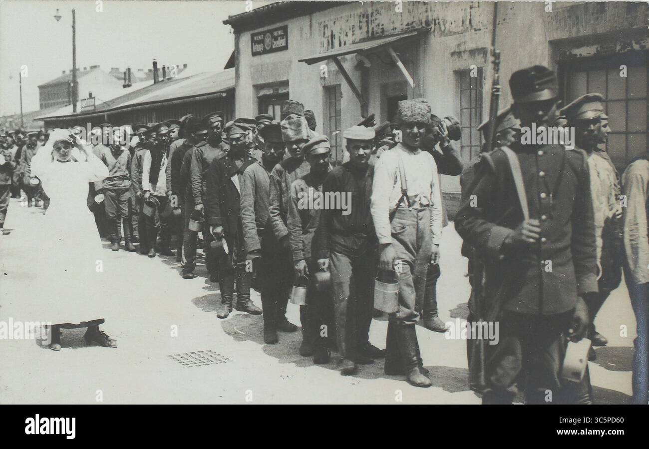 Transport von gefangengenommenen Russen am Wiener Nordwestbahnhof, 1915. Archivieren Sie das Foto aus dem Ersten Weltkrieg. Stockfoto