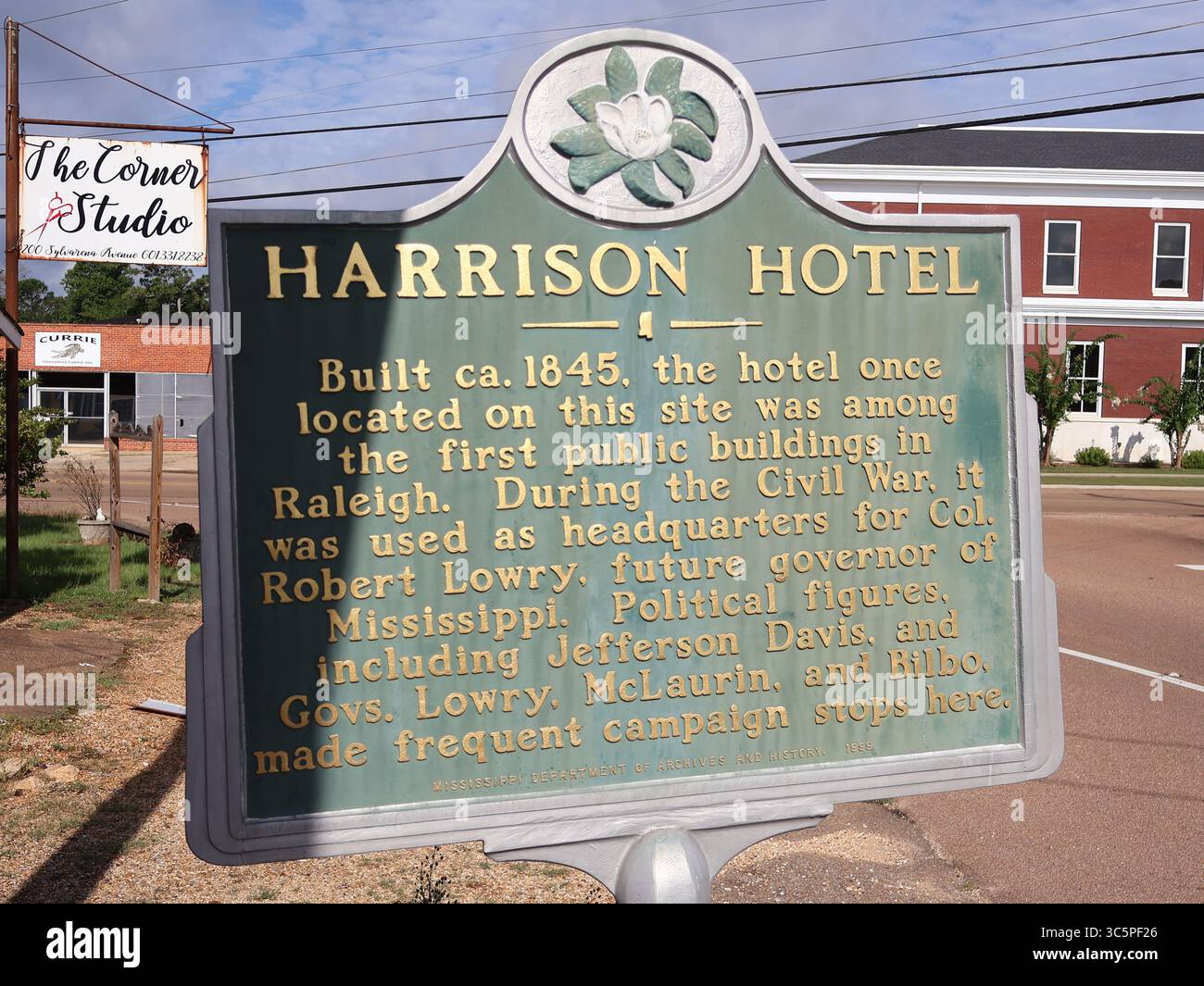 Raleigh Mississippi USA 19. Juli 2025 Editorial Small Town Businesses Street Landmarks Stockfoto