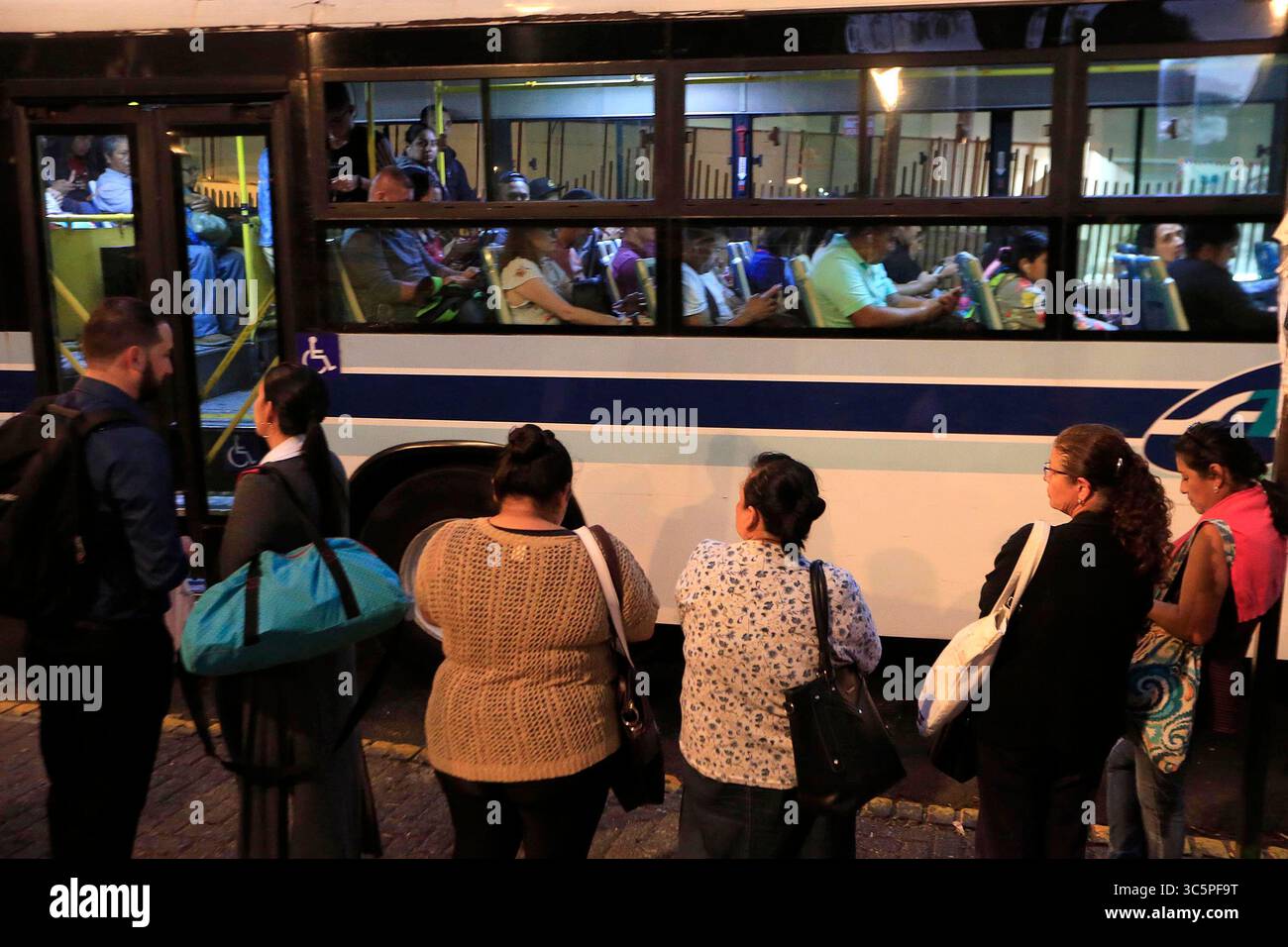 März 2020: 12/03/2020 San JosÃÂ. Aunque el Consejo de Transporte PÃÂºblico (CTP) pidiÃÂ³ a las empresas autobuseras de todo el paÃÂ­s tomar medidas para prevenir focos de contagio del coronavirus covid-19, entre ellas, aumentar las frecuencias de viajes para evitar aglomeraciones en las paradas y recargo, esta tarde en aligunos casos se viÃÂ³ contrario. Paradas de Buses de Desamparados, Cerca de las 6 de la tarde. Foto: Rafael Pacheco (Foto: © Rafael Pacheco Granados/La Nacion Via ZUMA Press) Stockfoto