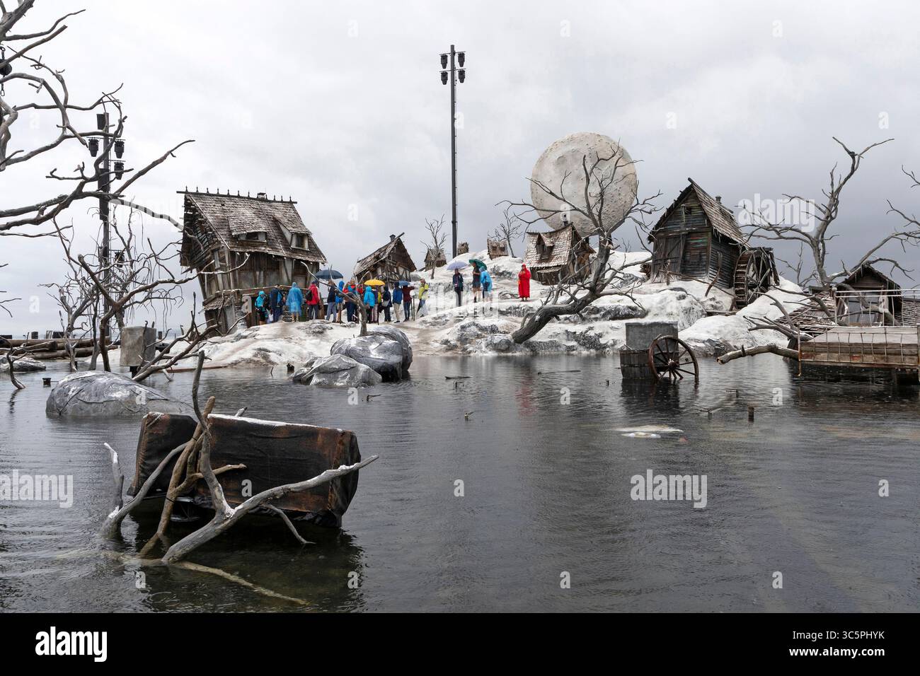 Bregenzer Festspielbühne bei Regen, Vorarlberg, Österreich // Bregenzer Festspielbühne im Regen, Vorarlberg, Österreich. , . Quelle: APA-PictureDesk/Alamy Live News Stockfoto