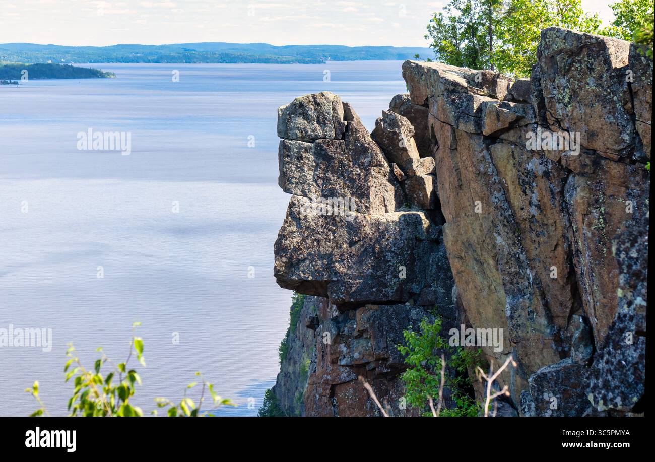 Devil's Rock ist ein markanter Granitabhang, der 300 Meter über dem Lake Temiskaming ragt und sich gleich weit unterhalb der Wasserlinie erstreckt und seinen Tod bildet Stockfoto