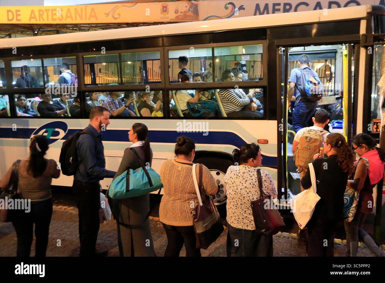 März 2020: 12/03/2020 San JosÃÂ. Aunque el Consejo de Transporte PÃÂºblico (CTP) pidiÃÂ³ a las empresas autobuseras de todo el paÃÂ­s tomar medidas para prevenir focos de contagio del coronavirus covid-19, entre ellas, aumentar las frecuencias de viajes para evitar aglomeraciones en las paradas y recargo, esta tarde en aligunos casos se viÃÂ³ contrario. Paradas de Buses de Desamparados, Cerca de las 6 de la tarde. Foto: Rafael Pacheco (Foto: © Rafael Pacheco Granados/La Nacion Via ZUMA Press) Stockfoto