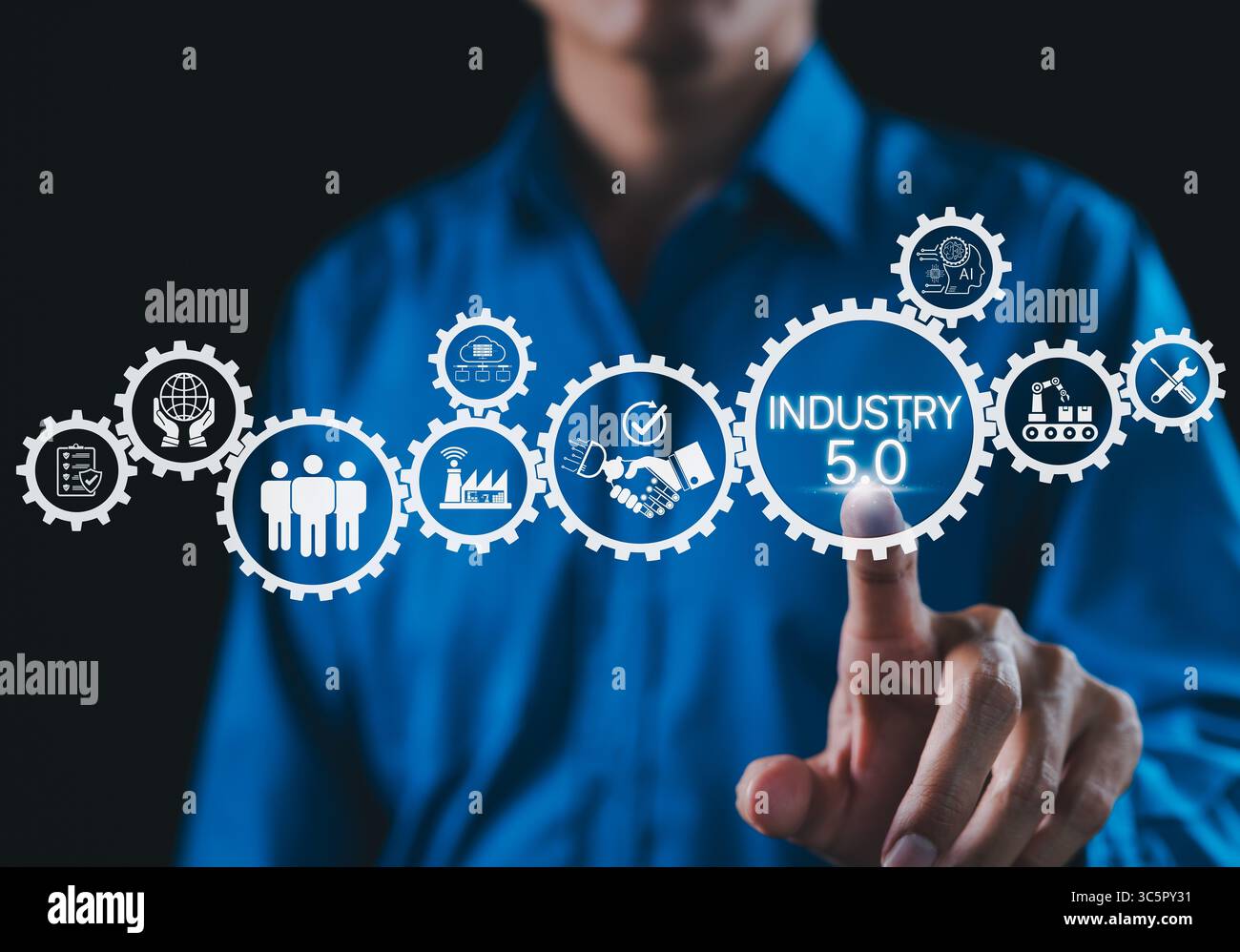 Industrie-5,0-Konzept. Geschäftsmann berührt Industrie 5,0, KI-Symbole, Smart Factory, Konnektivität, fortschrittliche Technologieintegration, Mensch und Maschine Stockfoto