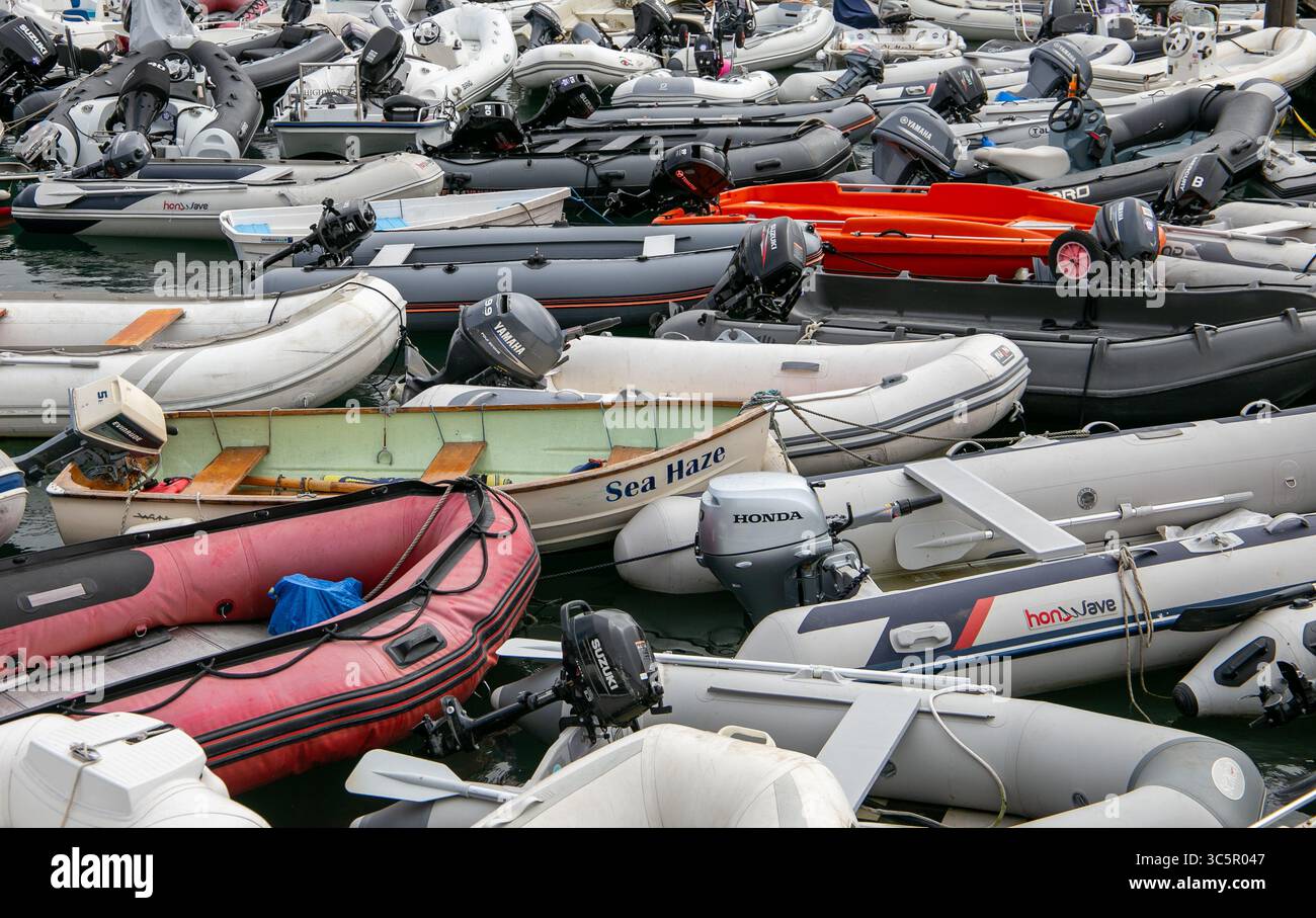 Blick aus der Höhe auf zahlreiche Schlauchboote und Jollen, die eng zusammen in einem geschäftigen Hafen/Hafen Salcombe Devon UK gepackt sind Stockfoto
