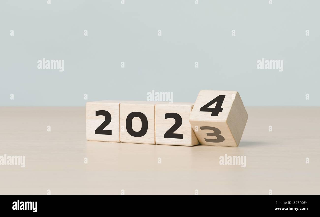 Beginn des neuen Jahres 2024. Ziel- und Strategiekonzept. Planen Sie Kalender Zukunftsvision, drehen Sie von 2023 auf 2024 auf Holzwürfelblöcken. Beginn Stockfoto