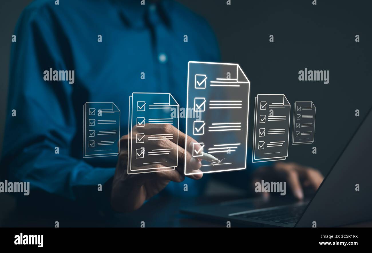 Geschäftsmann, der ein Dokument auf einem digitalen Tablet, virtuellem Notizblock auf virtuellem Bildschirm anmeldet. E-Signatur, elektronische Signatur, Dokumentenverwaltung, papierlos Stockfoto
