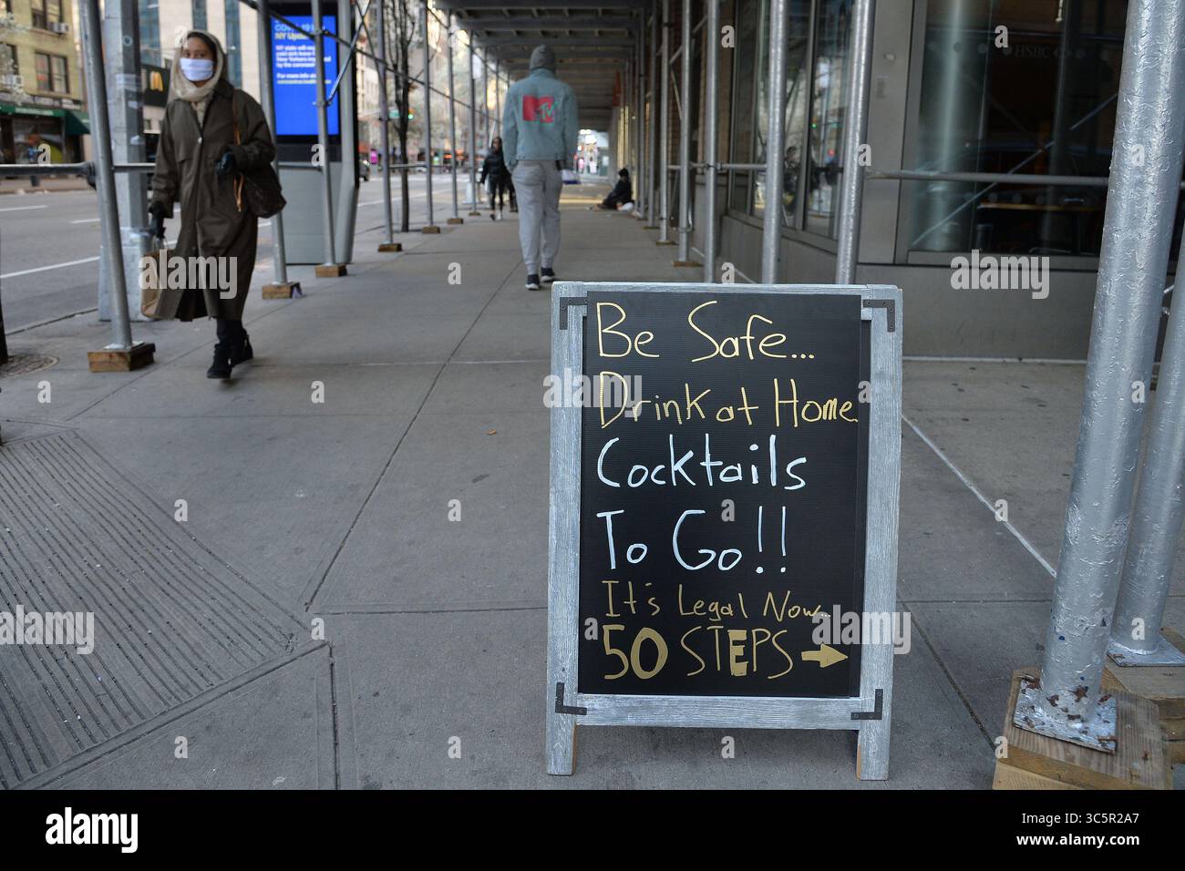 März 2020, New York, NY, USA: 21. März 2020 New York City..Cocktails to Go unterzeichnen bei Starbucks während des Ausbruchs der neuartigen Coronavirus-Krankheit (COVID-19) am 21. März 2020 in New York City. (Foto: © Kristin Callahan/Ace Pictures via ZUMA Press) Stockfoto