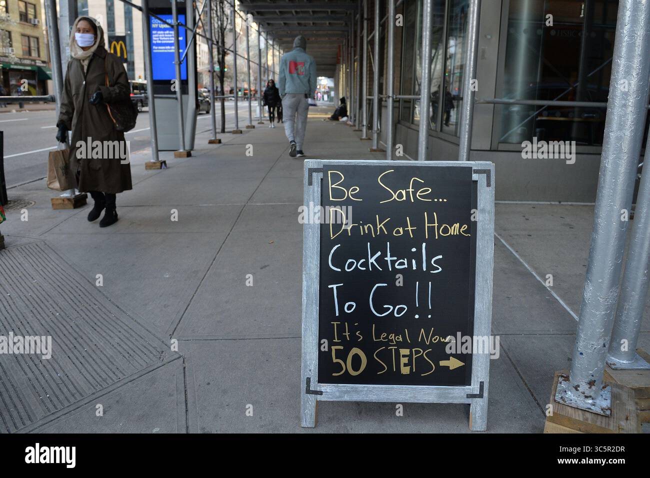 März 2020, New York, NY, USA: 21. März 2020 New York City..Cocktails to Go unterzeichnen bei Starbucks während des Ausbruchs der neuartigen Coronavirus-Krankheit (COVID-19) am 21. März 2020 in New York City. (Foto: © Kristin Callahan/Ace Pictures via ZUMA Press) Stockfoto