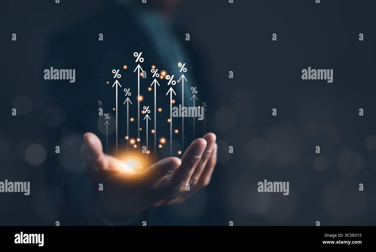 Zins- und Dividendenkonzept. Geschäftsmann Hand mit steigendem Pfeil und Prozentsymbol. Business Finance and Money Concept, Investment Growth, Ret Stockfoto