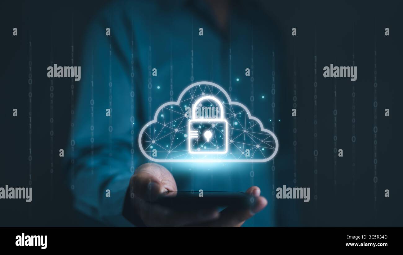 Cloud-Computing-Technologie und Sicherheitskonzept für Datenbankspeicher. Mann zeigt Cloud mit Vorhängeschloss-Symbol in der Netzwerkverbindung. Cybersicherheit und Internet Stockfoto