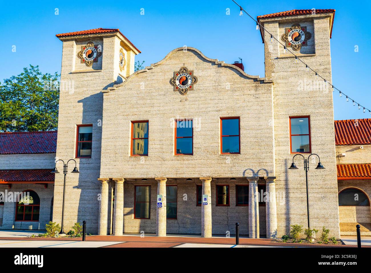 Bismarck, ND, USA - 08. Juli 2025: Bahnhof Bismarck North pacific Historic Depot Stockfoto